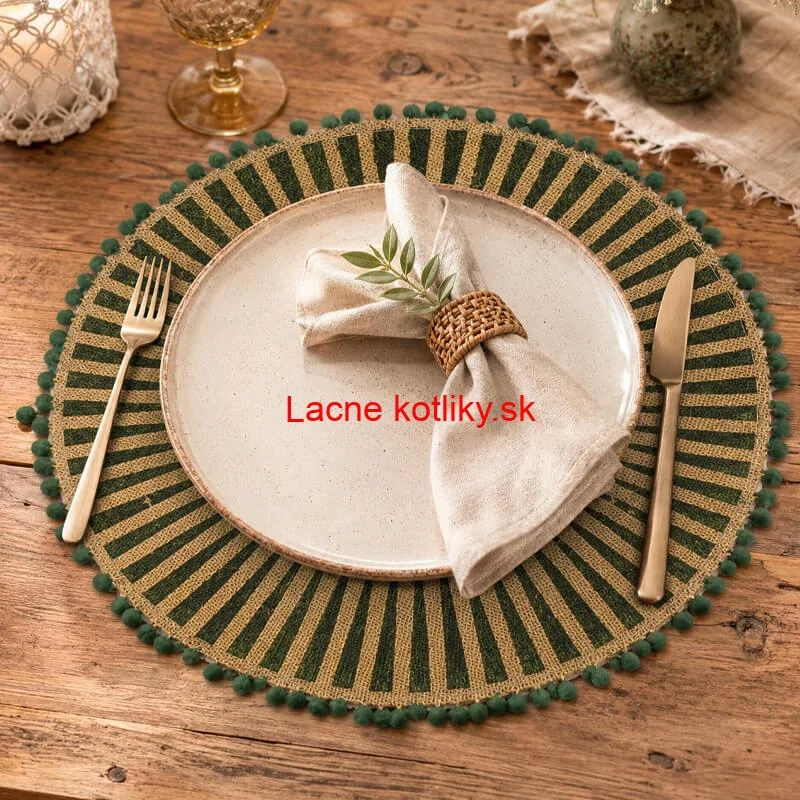 Okrúhla jutová podložka pod tanier zelená s pompónmi 37 cm