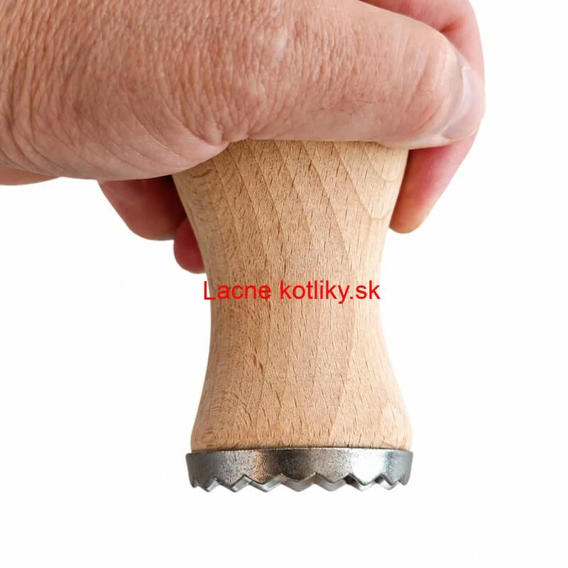 Ručný tĺčik na mäso s drevenou rukoväťou